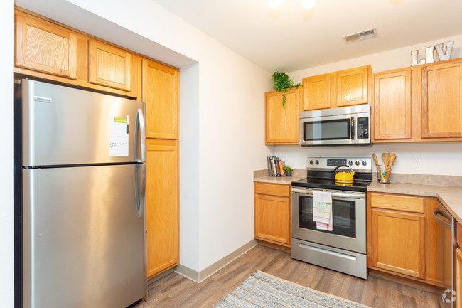 2 BR, 1 BA - 860 SF - Liv Wildwood