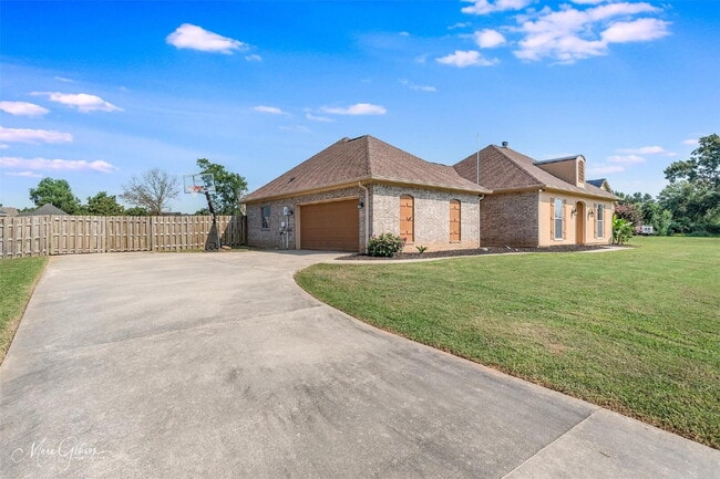 Building Photo - "Charming 4-Bedroom Gem with Spacious 2091...