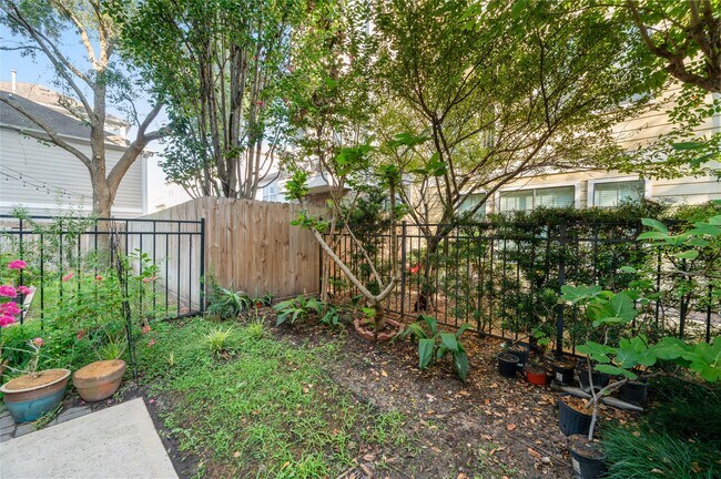 Building Photo - 2423 Beall St