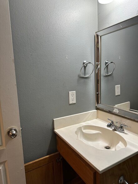 Building Photo - 413 S 49th St