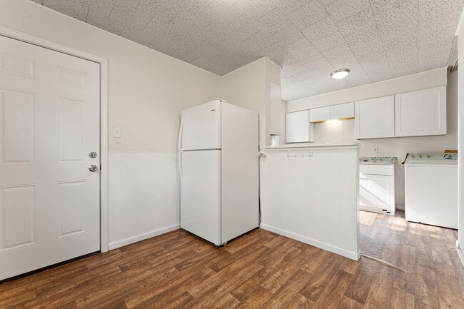 Building Photo - 300 N Guyer St