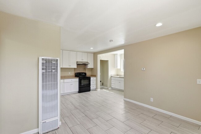 Building Photo - Adorable 2BR Property with Yard