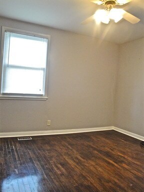 Building Photo - Adorable 2 Bedroom 1 Bath Home in Sylvan H...