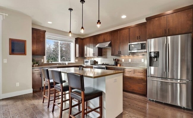 Building Photo - Beautiful Custom 4-bedroom 2.5 bath home. Barkley Neighborhood!