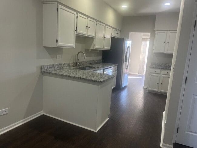 Building Photo - 567 W Parkside Dr