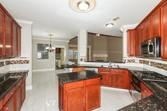 Building Photo - 902 Rock Springs Dr
