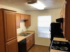 Building Photo - Updated 2/2 Duplex | Boonville Rd | Pets Welcome