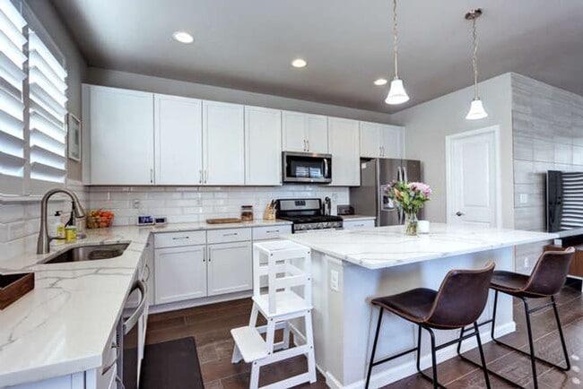 Building Photo - Evolve Real Estate: AVAILABLE 8/1/25! Stun...