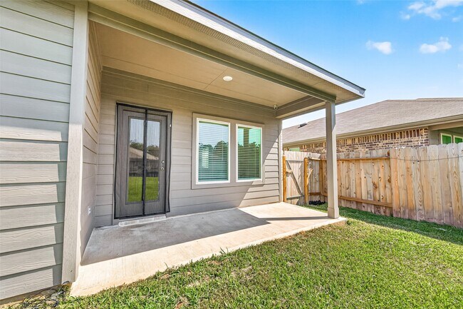 Building Photo - 5442 Pinetree Cres Ln