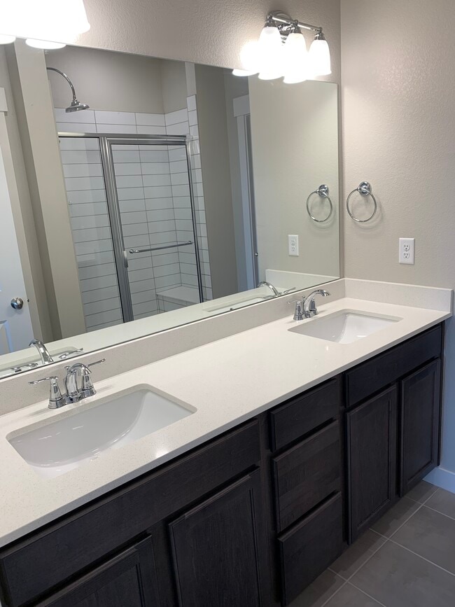 Building Photo - 4120 S Park Dr