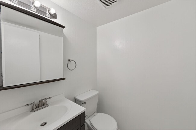 Building Photo - 3 Bedroom Townhome: Prime Location with Pool, Clubhouse and More!