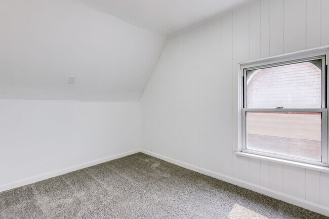 Building Photo - 325 Alice St