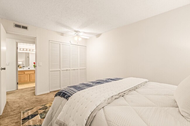 Building Photo - 2 Bedroom 1 Bathroom Lakeside Unit!