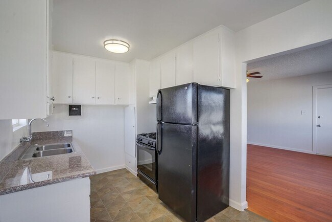 Interior Photo - 6028 - 6100 West Blvd