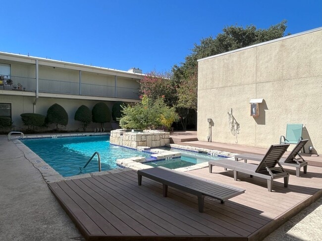 Building Photo - Wonderful 2/2 in Perfect Far West Location