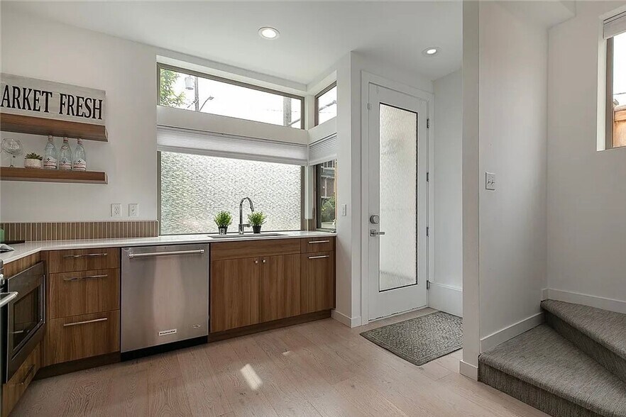 Building Photo - North Beacon Hill Townhouse