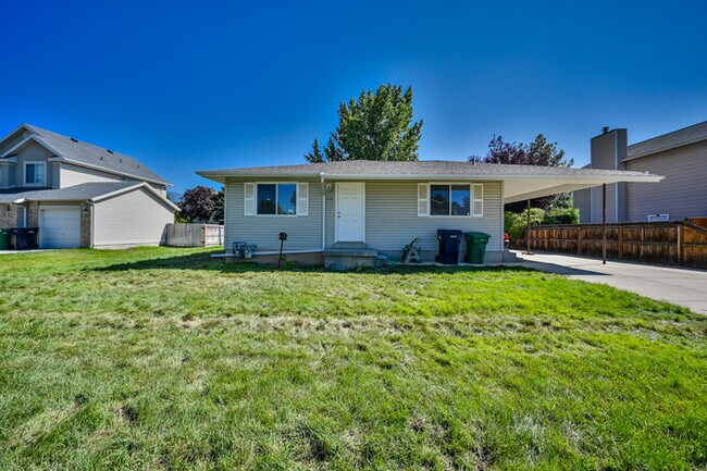Building Photo - Duplex in Sandy - Available NOW!
