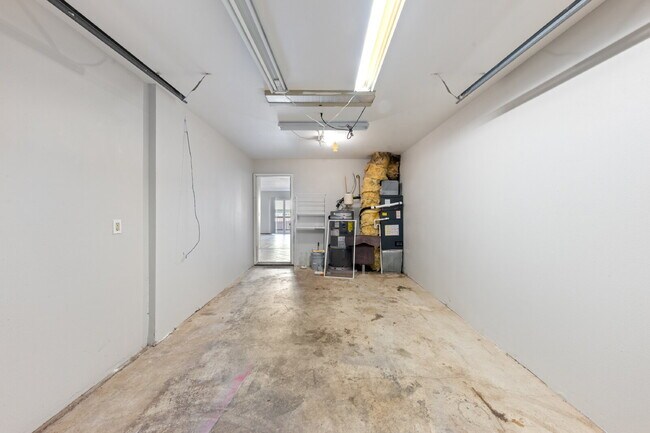 Building Photo - Spacious Townhome 3 Bedrooms plus office!