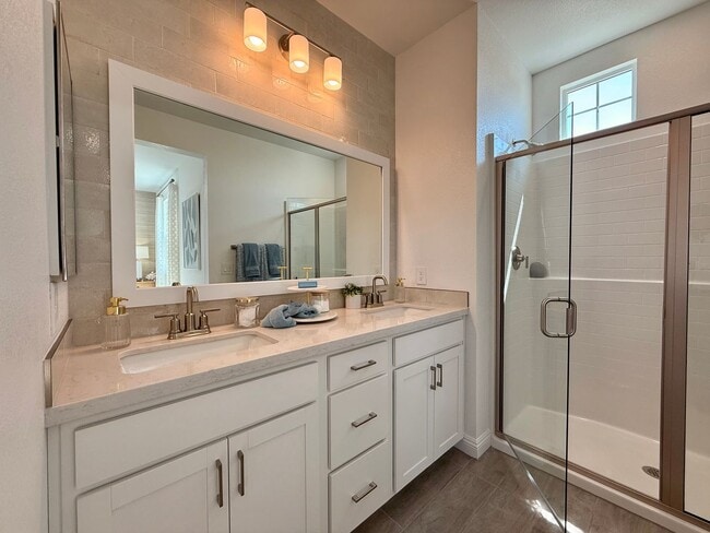 Building Photo - FULLY FURNISHED 3 BED 2.5 BATH 2 CAR GARAG...