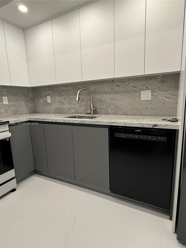 Building Photo - 210 174th St