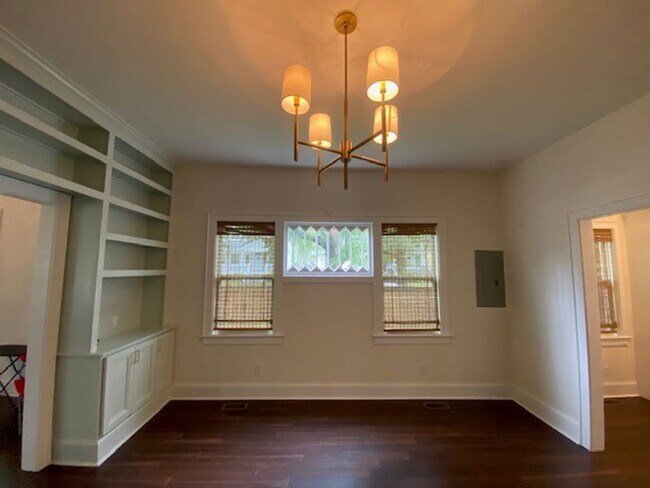 Building Photo - Georgous 5 bedroom 2.5 bath home in Downto...