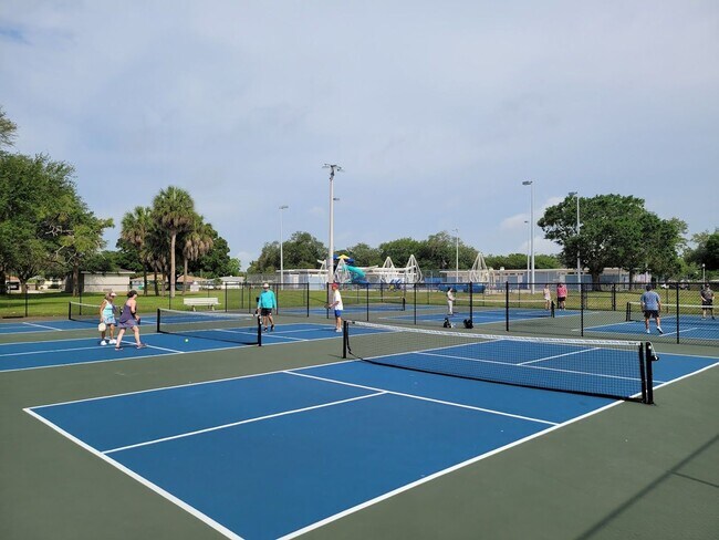 Building Photo - 3 Bedroom 2 Bath Spacious Home in Holiday Park