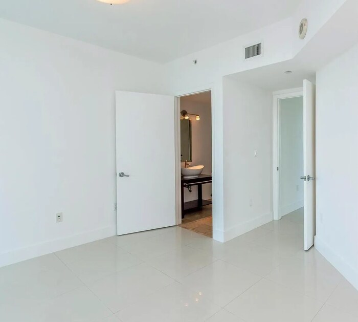 Building Photo - 350 S Miami Ave
