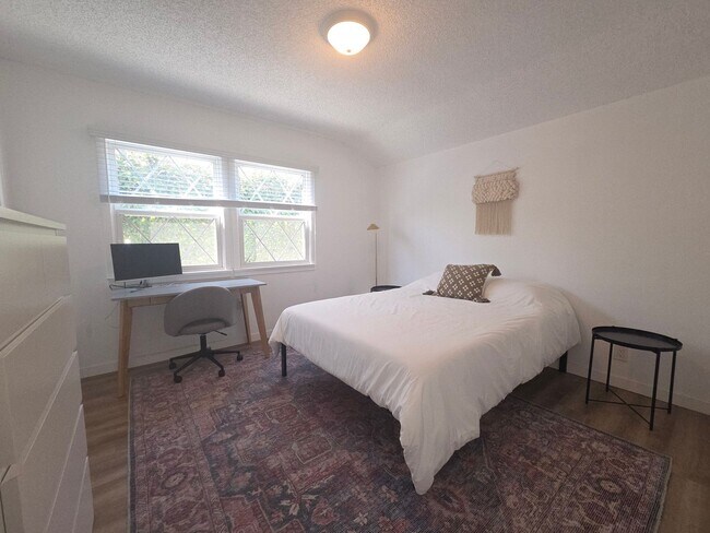 Building Photo - Mid-town Ventura 3 Bedroom 2 bath single level home