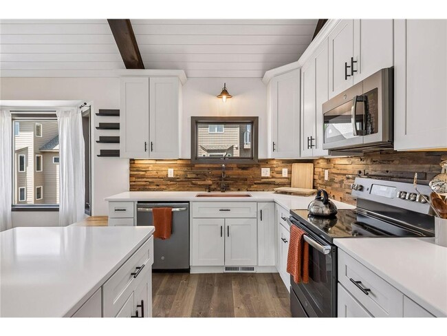Building Photo - 2831 Kenwood Isles Dr