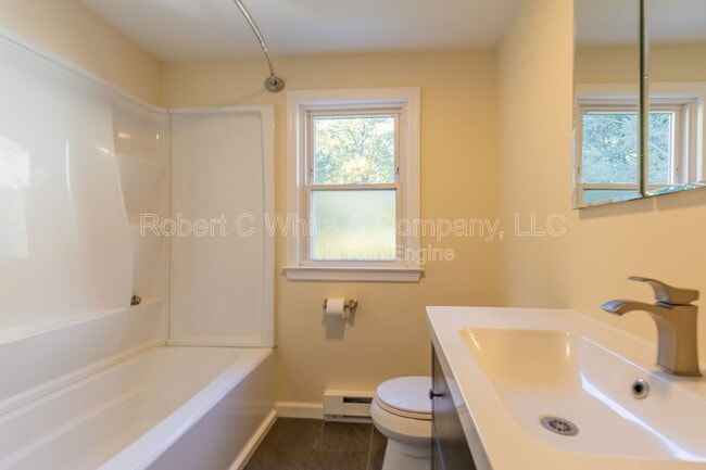 Building Photo - 183 Thompson Rd