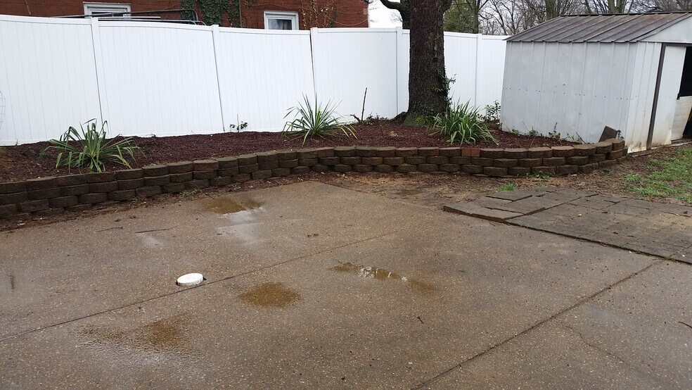 Back Patio - 4501 E Chestnut St