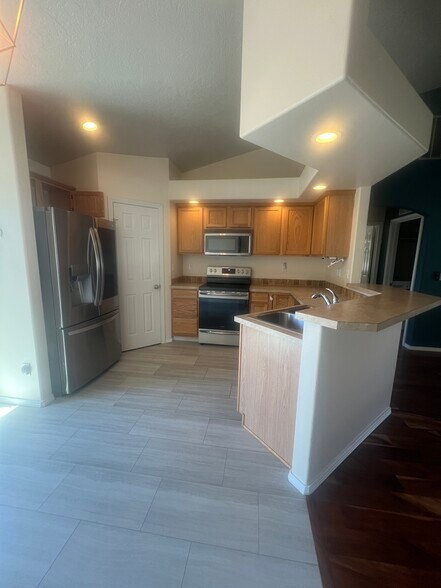 Kitchen - 1907 N Thistle Dr