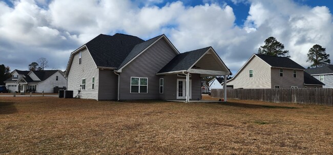 Building Photo - Almost new home close to downtown Ludowici.