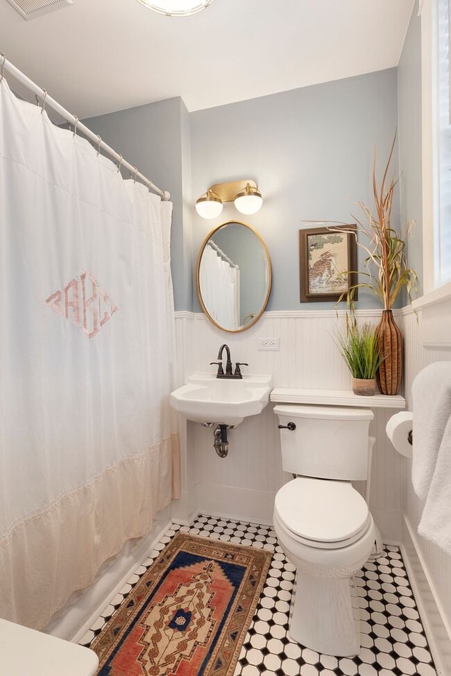 Building Photo - Timeless 3/2 in the Heart of Midtown by Piedmont Park!