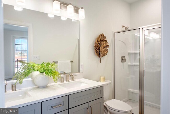 Building Photo - 123 S Washington St