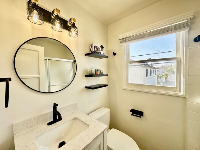 Building Photo - Updated 1B 1BA in Crown Point!