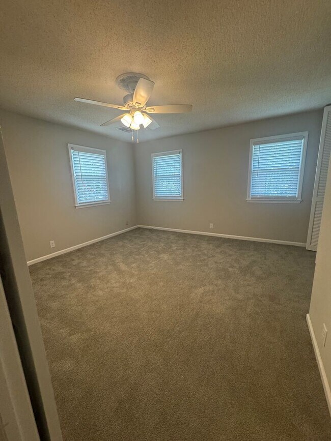 Building Photo - Available NOW in Hammond Hills!!!