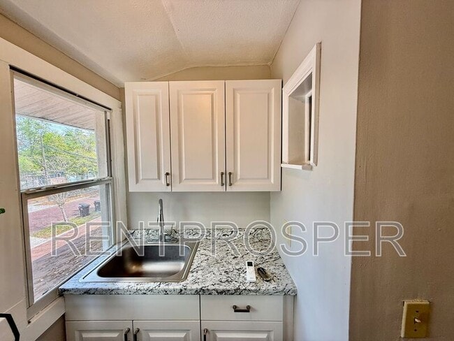 Building Photo - 728 Arlington St