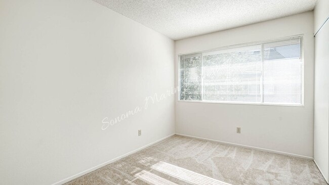 Building Photo - Lovely 3 Bedroom Townhouse ~ Water Included