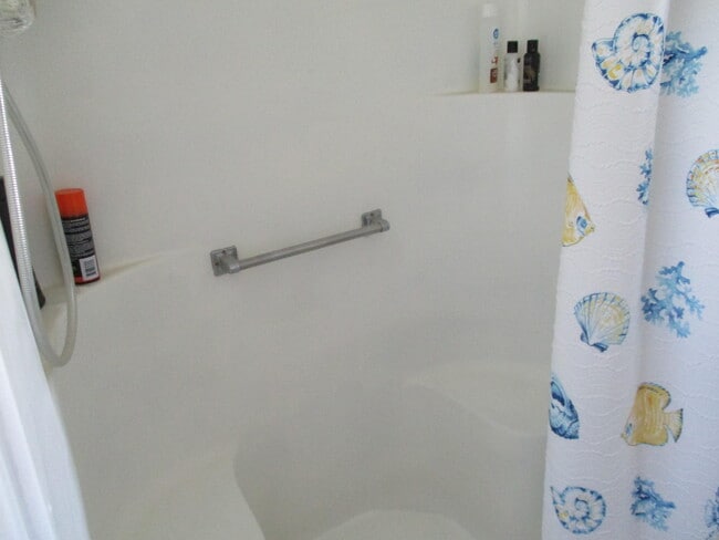 Building Photo - 7915 SE Independence Ave