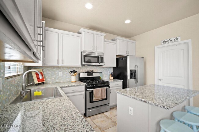 Building Photo - 3825 Loma Reina