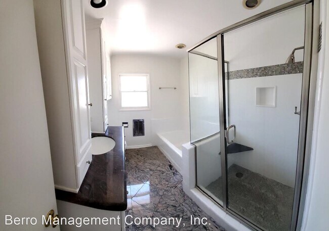 Building Photo - 2 br, 1 bath House - 215 QUINCY AVE. #7