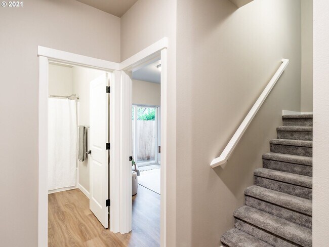 Building Photo - Detached Townhouse, 3br 3.5bth, Built 2022, Gorgeous upgrades