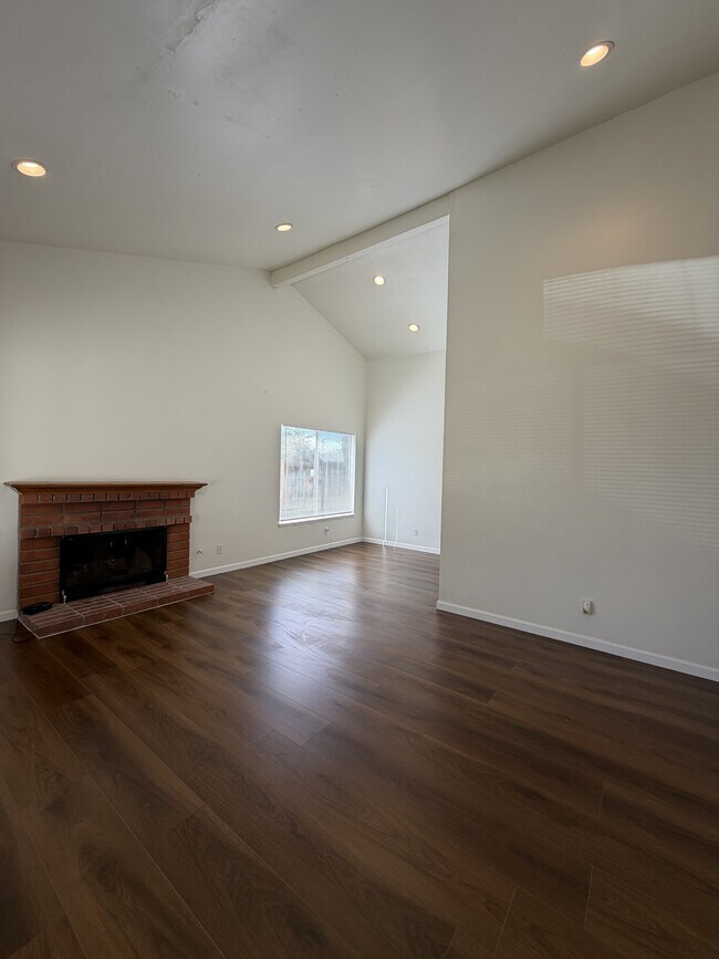 Building Photo - 44215 Hanstead Ave