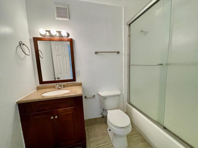 Building Photo - 601 NE 29th Dr