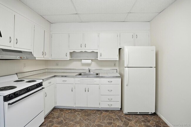 Building Photo - 221 Lake Ave S