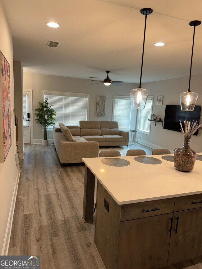 Building Photo - 1971 Drew Dr