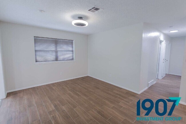 Building Photo - 1852 Sunrise Dr