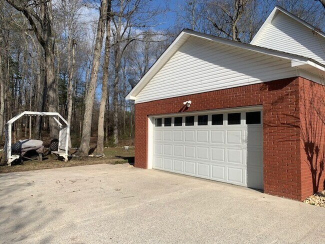 Building Photo - BEAUTIFUL 3 BEDROOM HOME