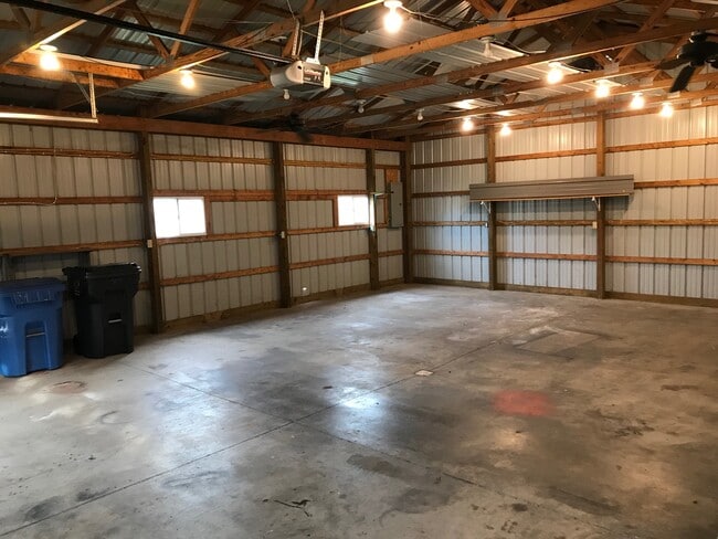 Building Photo - 302 Windsor Dr